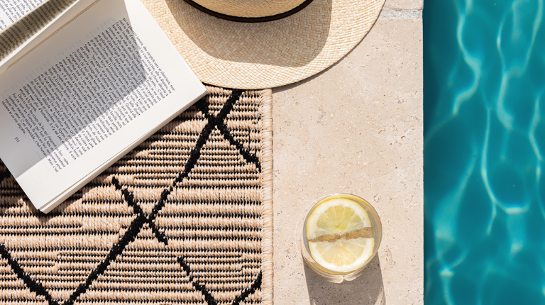 Outdoor rugs 2025: the new trends to transform your terrace, balcony or garden